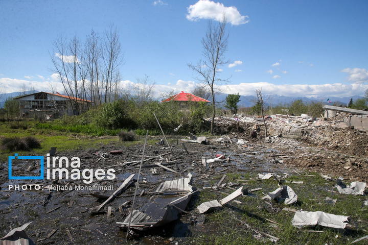 آثار حمله هوایی به روستای شفت گیلان در پی حمله متجاوزانه دشمن آمریکایی صهیونیستی به منطقه مسکونی در روستای عثماوندان از توابع شهرستان شفت استان گیلان ۶ نفر شهید و همچنین پنج منزل مسکونی کامل تخریب شده