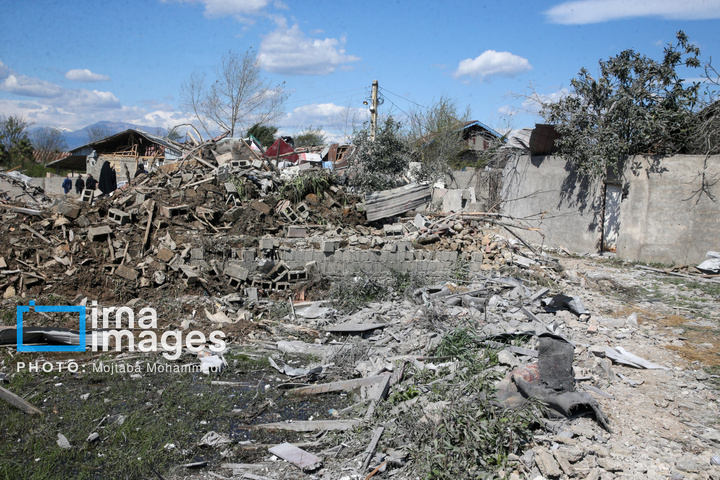 آثار حمله هوایی به روستای شفت گیلان در پی حمله متجاوزانه دشمن آمریکایی صهیونیستی به منطقه مسکونی در روستای عثماوندان از توابع شهرستان شفت استان گیلان ۶ نفر شهید و همچنین پنج منزل مسکونی کامل تخریب شده