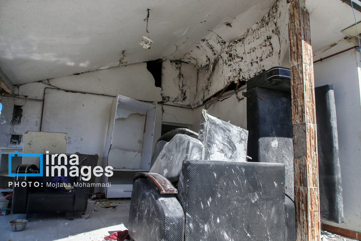 آثار حمله هوایی به روستای شفت گیلان در پی حمله متجاوزانه دشمن آمریکایی صهیونیستی به منطقه مسکونی در روستای عثماوندان از توابع شهرستان شفت استان گیلان ۶ نفر شهید و همچنین پنج منزل مسکونی کامل تخریب شده