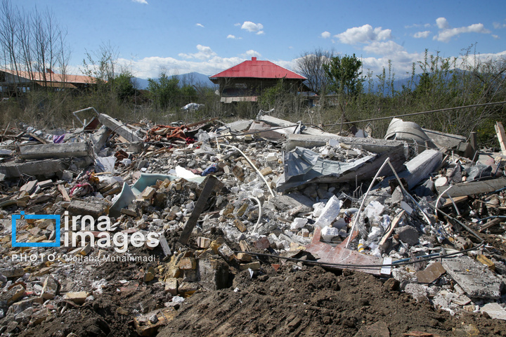 آثار حمله هوایی به روستای شفت گیلان در پی حمله متجاوزانه دشمن آمریکایی صهیونیستی به منطقه مسکونی در روستای عثماوندان از توابع شهرستان شفت استان گیلان ۶ نفر شهید و همچنین پنج منزل مسکونی کامل تخریب شده