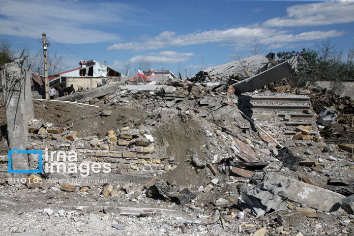 آثار حمله هوایی به روستای شفت گیلان در پی حمله متجاوزانه دشمن آمریکایی صهیونیستی به منطقه مسکونی در روستای عثماوندان از توابع شهرستان شفت استان گیلان ۶ نفر شهید و همچنین پنج منزل مسکونی کامل تخریب شده