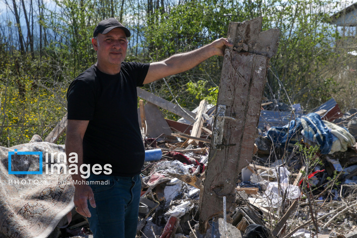 آثار حمله هوایی به روستای شفت گیلان در پی حمله متجاوزانه دشمن آمریکایی صهیونیستی به منطقه مسکونی در روستای عثماوندان از توابع شهرستان شفت استان گیلان ۶ نفر شهید و همچنین پنج منزل مسکونی کامل تخریب شده