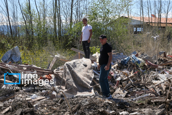 آثار حمله هوایی به روستای شفت گیلان در پی حمله متجاوزانه دشمن آمریکایی صهیونیستی به منطقه مسکونی در روستای عثماوندان از توابع شهرستان شفت استان گیلان ۶ نفر شهید و همچنین پنج منزل مسکونی کامل تخریب شده