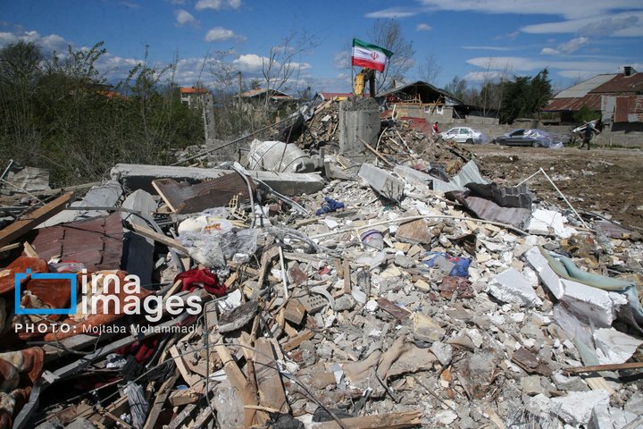 آثار حمله هوایی به روستای شفت گیلان در پی حمله متجاوزانه دشمن آمریکایی صهیونیستی به منطقه مسکونی در روستای عثماوندان از توابع شهرستان شفت استان گیلان ۶ نفر شهید و همچنین پنج منزل مسکونی کامل تخریب شده