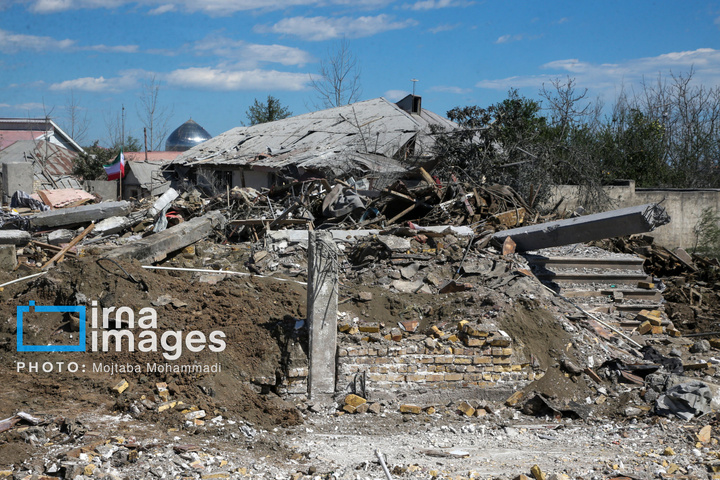 آثار حمله هوایی به روستای شفت گیلان در پی حمله متجاوزانه دشمن آمریکایی صهیونیستی به منطقه مسکونی در روستای عثماوندان از توابع شهرستان شفت استان گیلان ۶ نفر شهید و همچنین پنج منزل مسکونی کامل تخریب شده