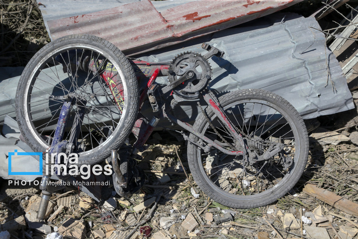 آثار حمله هوایی به روستای شفت گیلان در پی حمله متجاوزانه دشمن آمریکایی صهیونیستی به منطقه مسکونی در روستای عثماوندان از توابع شهرستان شفت استان گیلان ۶ نفر شهید و همچنین پنج منزل مسکونی کامل تخریب شده