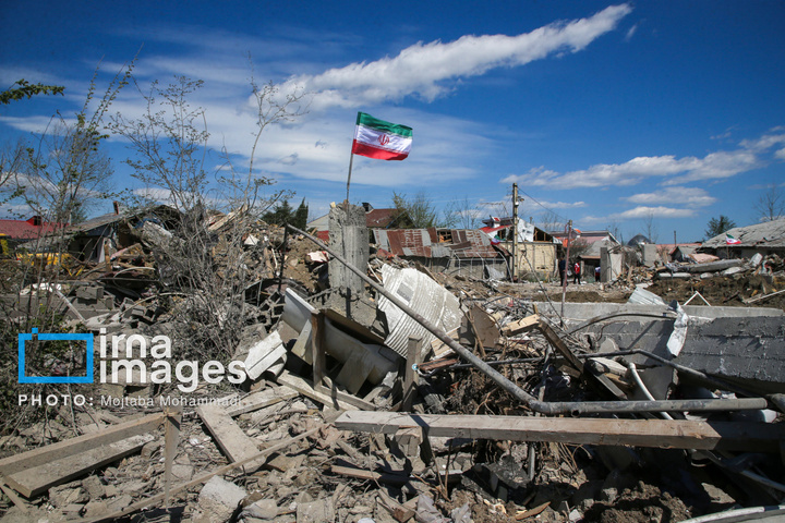 آثار حمله هوایی به روستای شفت گیلان در پی حمله متجاوزانه دشمن آمریکایی صهیونیستی به منطقه مسکونی در روستای عثماوندان از توابع شهرستان شفت استان گیلان ۶ نفر شهید و همچنین پنج منزل مسکونی کامل تخریب شده