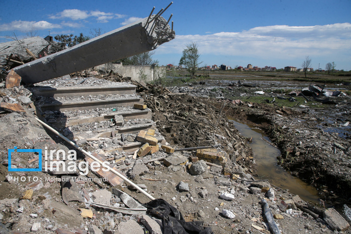 آثار حمله هوایی به روستای شفت گیلان در پی حمله متجاوزانه دشمن آمریکایی صهیونیستی به منطقه مسکونی در روستای عثماوندان از توابع شهرستان شفت استان گیلان ۶ نفر شهید و همچنین پنج منزل مسکونی کامل تخریب شده