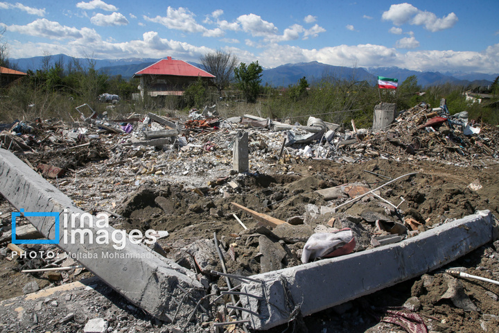 آثار حمله هوایی به روستای شفت گیلان در پی حمله متجاوزانه دشمن آمریکایی صهیونیستی به منطقه مسکونی در روستای عثماوندان از توابع شهرستان شفت استان گیلان ۶ نفر شهید و همچنین پنج منزل مسکونی کامل تخریب شده