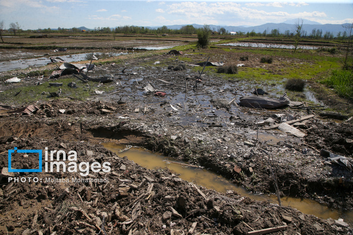 آثار حمله هوایی به روستای شفت گیلان در پی حمله متجاوزانه دشمن آمریکایی صهیونیستی به منطقه مسکونی در روستای عثماوندان از توابع شهرستان شفت استان گیلان ۶ نفر شهید و همچنین پنج منزل مسکونی کامل تخریب شده
