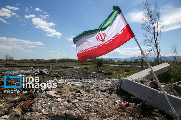 آثار حمله هوایی به روستای شفت گیلان در پی حمله متجاوزانه دشمن آمریکایی صهیونیستی به منطقه مسکونی در روستای عثماوندان از توابع شهرستان شفت استان گیلان ۶ نفر شهید و همچنین پنج منزل مسکونی کامل تخریب شده