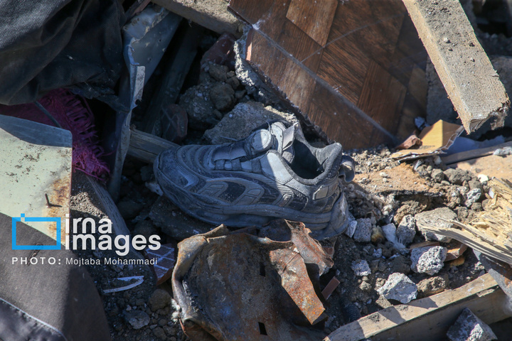آثار حمله هوایی به روستای شفت گیلان در پی حمله متجاوزانه دشمن آمریکایی صهیونیستی به منطقه مسکونی در روستای عثماوندان از توابع شهرستان شفت استان گیلان ۶ نفر شهید و همچنین پنج منزل مسکونی کامل تخریب شده
