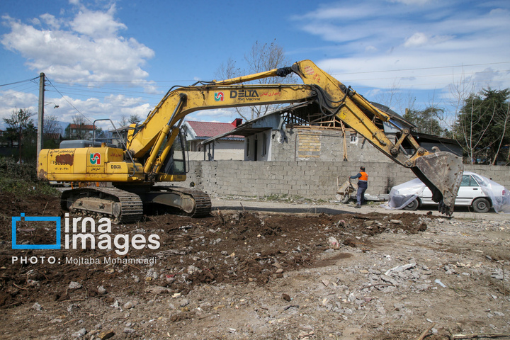 آثار حمله هوایی به روستای شفت گیلان در پی حمله متجاوزانه دشمن آمریکایی صهیونیستی به منطقه مسکونی در روستای عثماوندان از توابع شهرستان شفت استان گیلان ۶ نفر شهید و همچنین پنج منزل مسکونی کامل تخریب شده