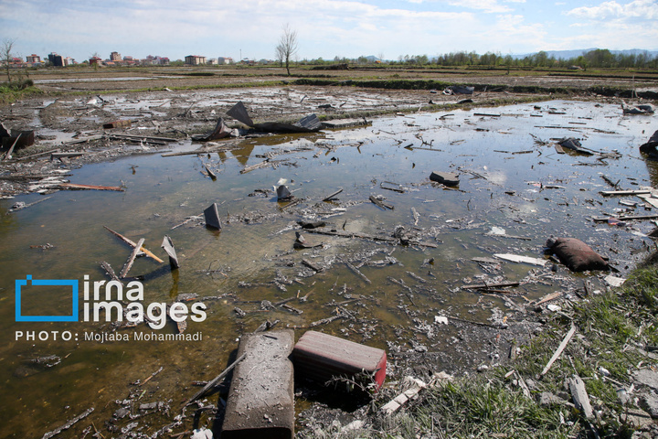آثار حمله هوایی به روستای شفت گیلان در پی حمله متجاوزانه دشمن آمریکایی صهیونیستی به منطقه مسکونی در روستای عثماوندان از توابع شهرستان شفت استان گیلان ۶ نفر شهید و همچنین پنج منزل مسکونی کامل تخریب شده