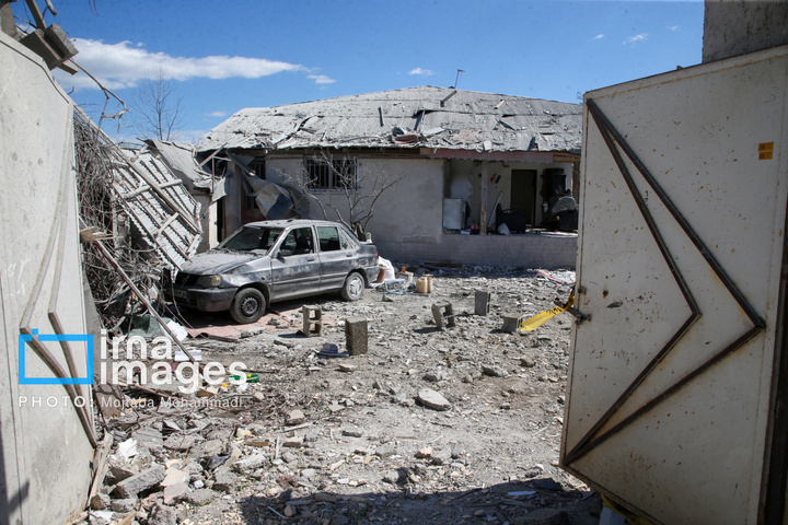 آثار حمله هوایی به روستای شفت گیلان در پی حمله متجاوزانه دشمن آمریکایی صهیونیستی به منطقه مسکونی در روستای عثماوندان از توابع شهرستان شفت استان گیلان ۶ نفر شهید و همچنین پنج منزل مسکونی کامل تخریب شده