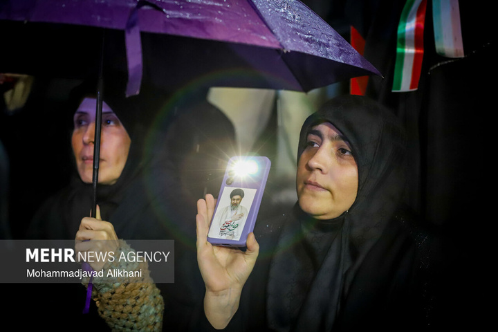 اجتماع حمایت از رزمندگان در مقابله با دشمن آمریکایی - صهیونی