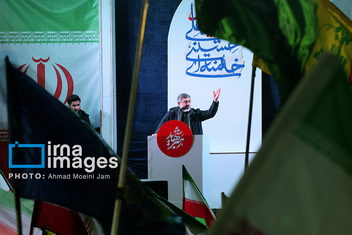 تجمع شبانه مردم در حمایت از مدافعان وطن در میدان انقلاب