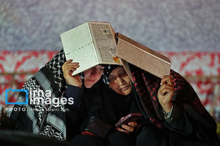 تجمع شبانه مردم در حمایت از مدافعان وطن در میدان انقلاب