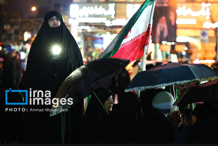 تجمع شبانه مردم در حمایت از مدافعان وطن در میدان انقلاب