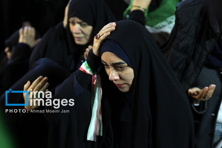 تجمع شبانه مردم در حمایت از مدافعان وطن در میدان انقلاب