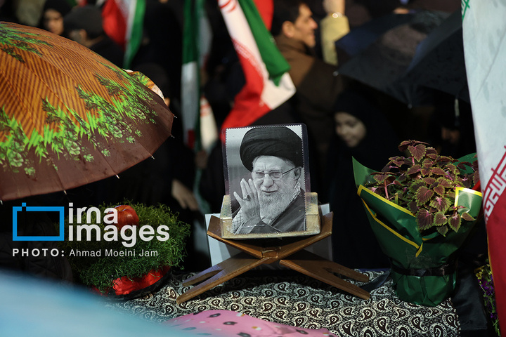 تجمع شبانه مردم در حمایت از مدافعان وطن در میدان انقلاب