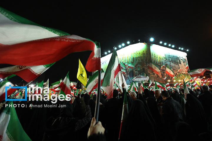 تجمع شبانه مردم در حمایت از مدافعان وطن در میدان انقلاب
