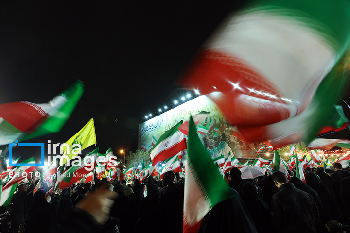 تجمع شبانه مردم در حمایت از مدافعان وطن در میدان انقلاب