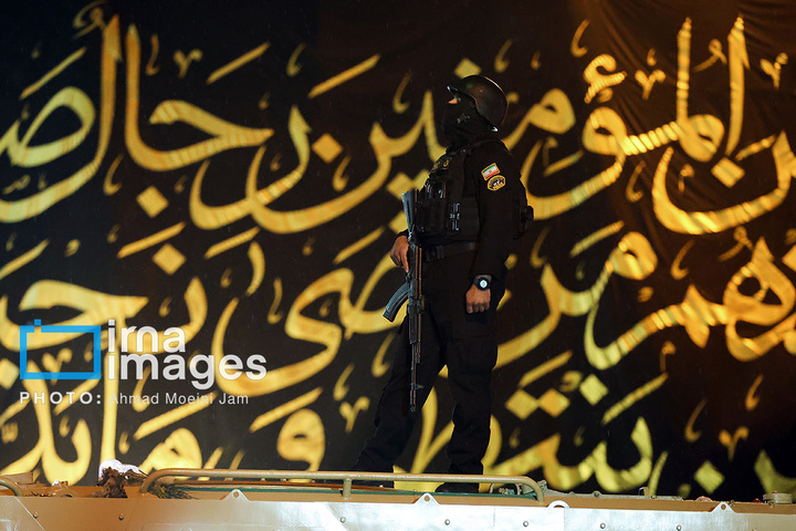 تجمع شبانه مردم در حمایت از مدافعان وطن در میدان انقلاب