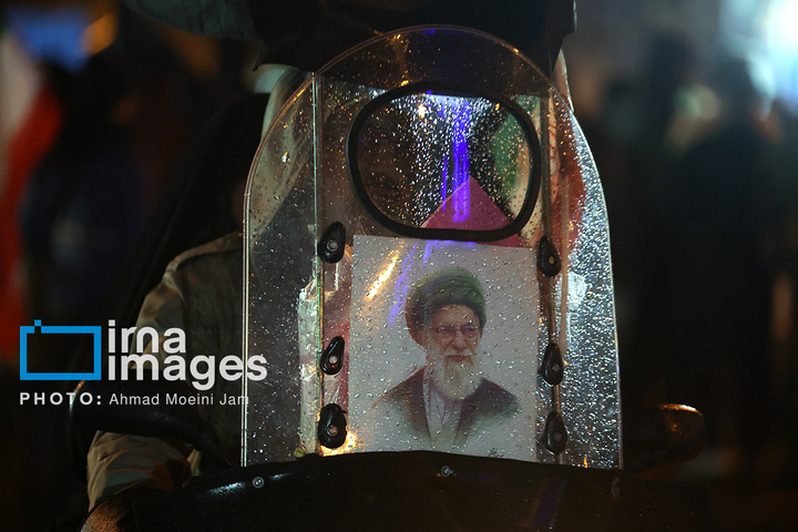 تجمع شبانه مردم در حمایت از مدافعان وطن در میدان انقلاب