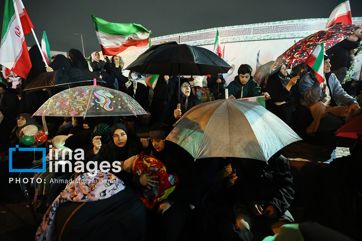 تجمع شبانه مردم در حمایت از مدافعان وطن در میدان انقلاب