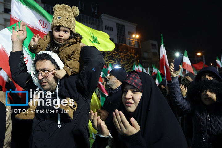 تجمع شبانه مردم در حمایت از مدافعان وطن در میدان انقلاب