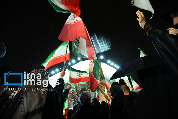 تجمع شبانه مردم در حمایت از مدافعان وطن در میدان انقلاب