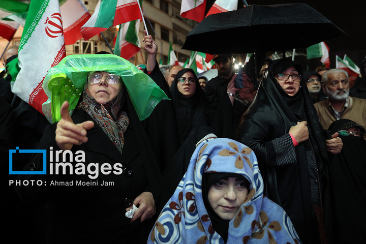 تجمع شبانه مردم در حمایت از مدافعان وطن در میدان انقلاب