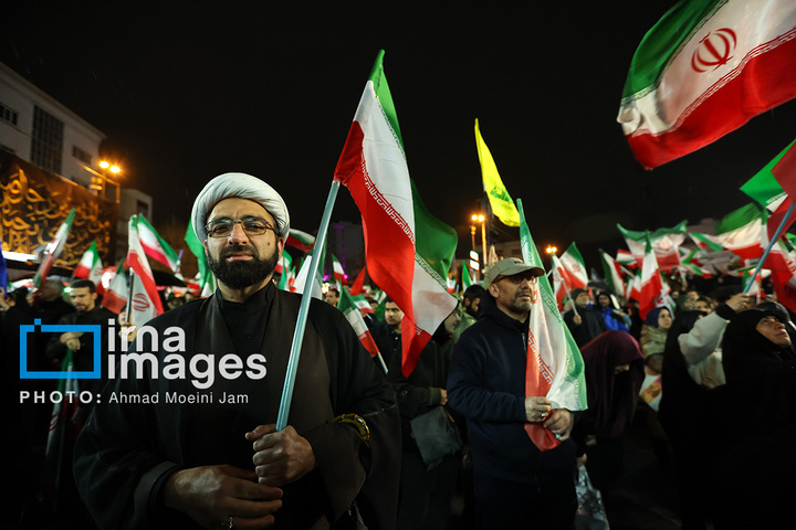 تجمع شبانه مردم در حمایت از مدافعان وطن در میدان انقلاب