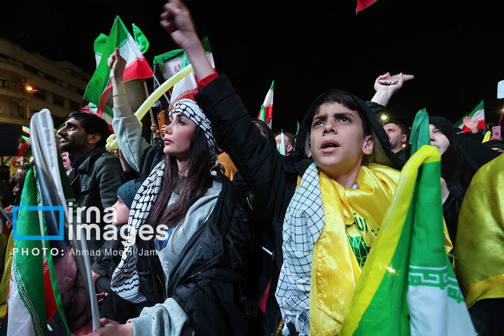 تجمع شبانه مردم در حمایت از مدافعان وطن در میدان انقلاب