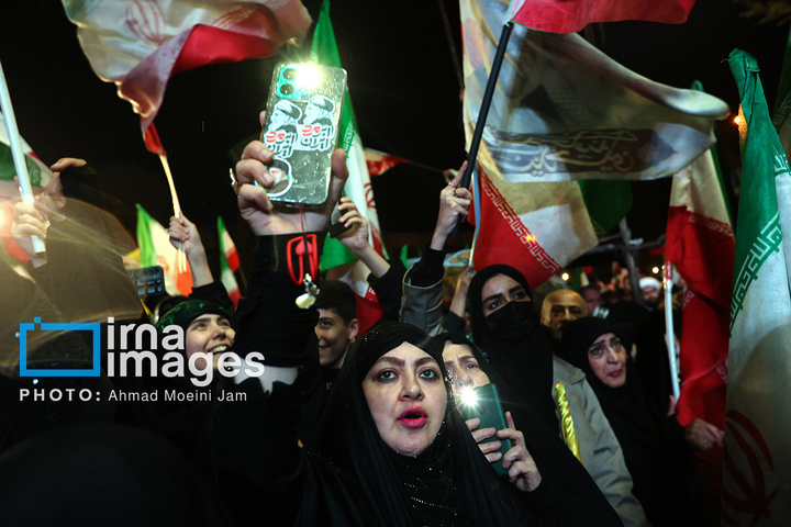 تجمع شبانه مردم در حمایت از مدافعان وطن در میدان انقلاب