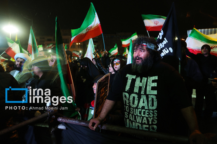 تجمع شبانه مردم در حمایت از مدافعان وطن در میدان انقلاب
