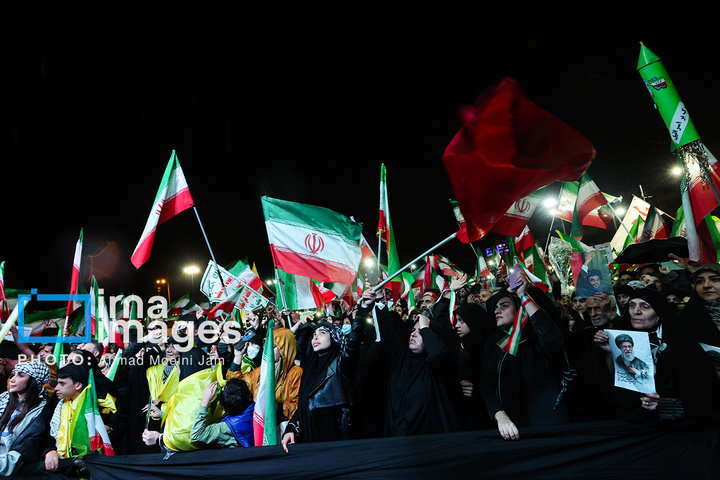تجمع شبانه مردم در حمایت از مدافعان وطن در میدان انقلاب