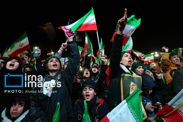 تجمع شبانه مردم در حمایت از مدافعان وطن در میدان انقلاب