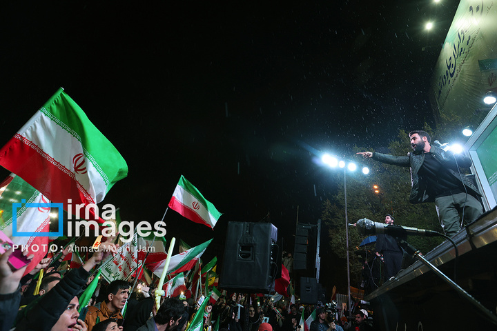 تجمع شبانه مردم در حمایت از مدافعان وطن در میدان انقلاب