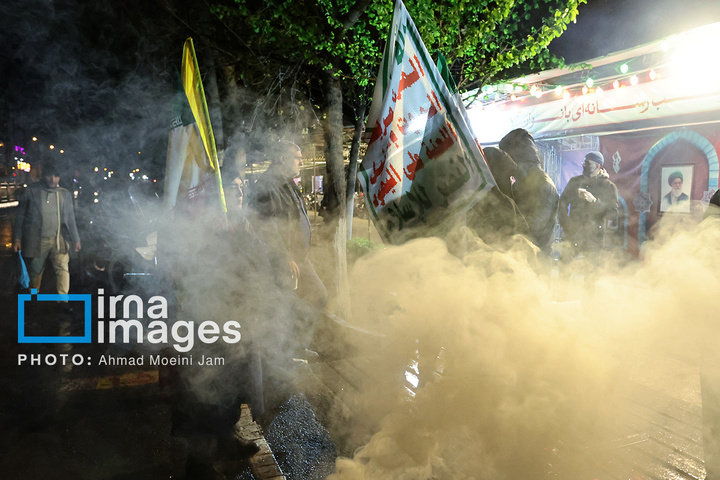 تجمع شبانه مردم در حمایت از مدافعان وطن در میدان انقلاب