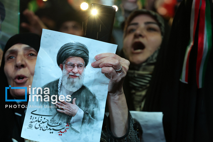 تجمع شبانه مردم در حمایت از مدافعان وطن در میدان انقلاب