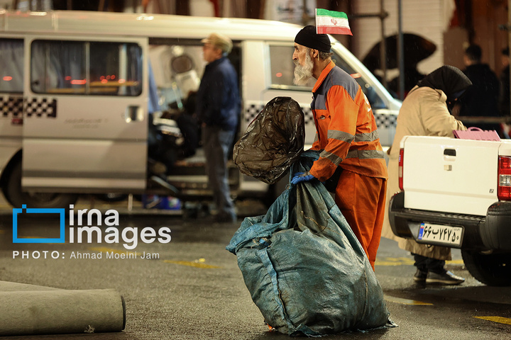 تجمع شبانه مردم در حمایت از مدافعان وطن در میدان انقلاب