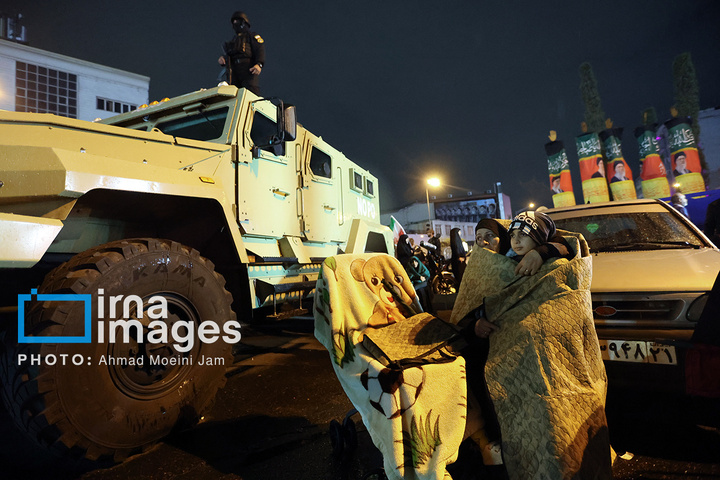 تجمع شبانه مردم در حمایت از مدافعان وطن در میدان انقلاب