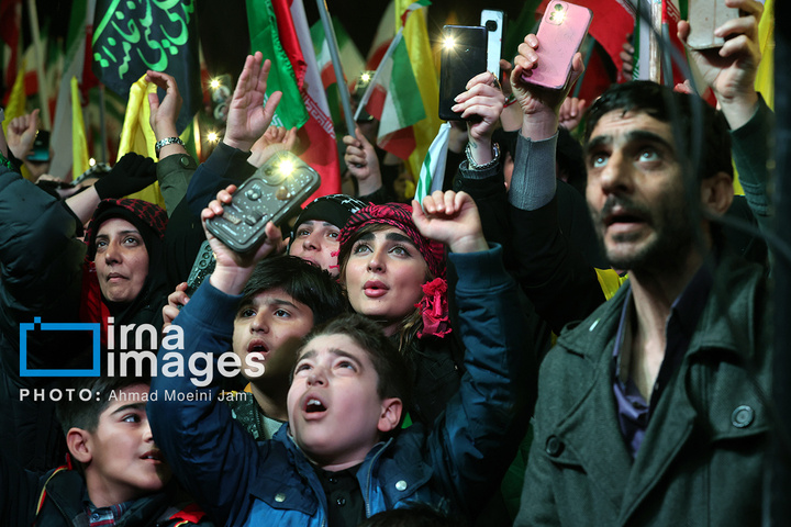 تجمع شبانه مردم در حمایت از مدافعان وطن در میدان انقلاب