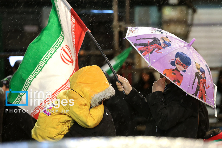 تجمع شبانه مردم در حمایت از مدافعان وطن در میدان انقلاب