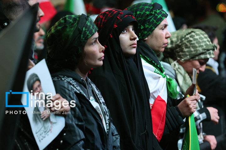 تجمع شبانه مردم در حمایت از مدافعان وطن در میدان انقلاب