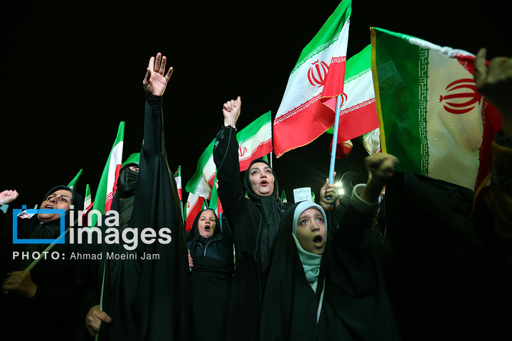 تجمع شبانه مردم در حمایت از مدافعان وطن در میدان انقلاب