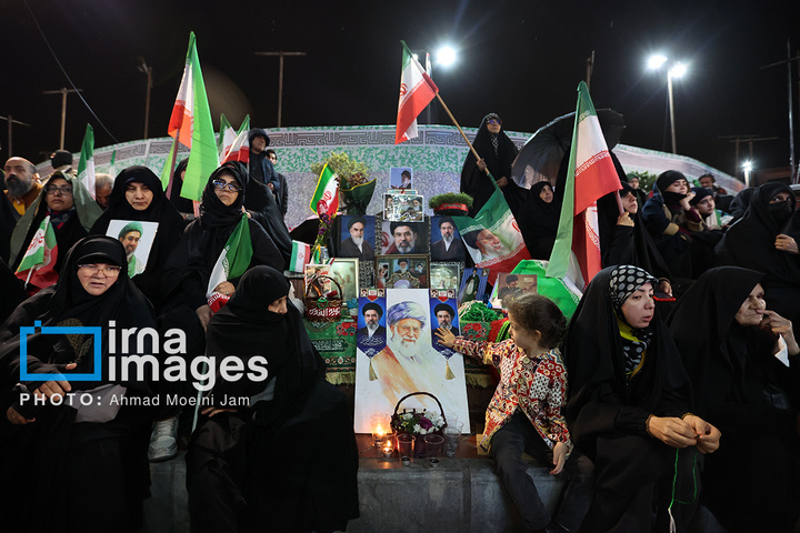 تجمع شبانه مردم در حمایت از مدافعان وطن در میدان انقلاب