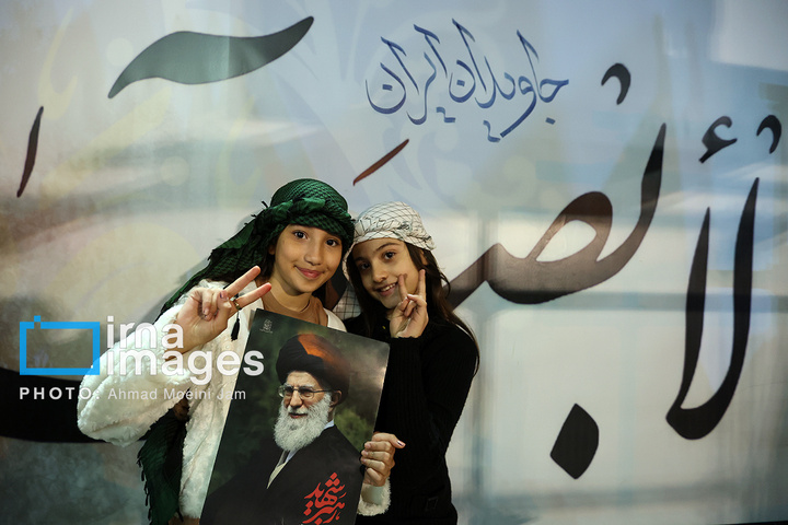 تجمع شبانه مردم در حمایت از مدافعان وطن در میدان انقلاب